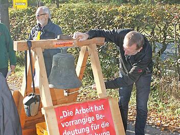 Eckhard Schneider schlug während der einzelnen Stationen der Wallfahrt die Mahnglocke. Foto: Gerd Klemenz