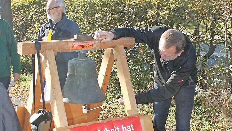 Eckhard Schneider schlug während der einzelnen Stationen der Wallfahrt die Mahnglocke. Foto: Gerd Klemenz