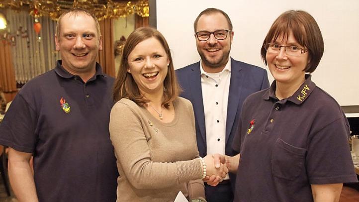 Silke Blum von der Jugendfeuerwehr Wiesenfeld (Zweite von links) wurde mit der Ehrennadel in Silber ausgezeichnet. Von links: stellvertretender Vorsitzender Markus Wenzel, Silke Blum, Landrat Sebastian Straubel und Nicole Boßecker  Foto: Michael Stelzner