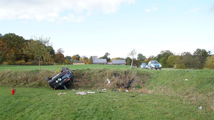 Auto landet auf Dach: Bei Hennenbach im Kreis Ansbach ist es am Samstag zu einem schweren Unfall gekommen.