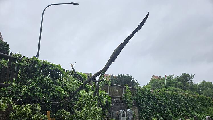 Marktrodach von Unwetter gebeutelt - verwüstete Friedhöfe, umgestürzte Bäume, geschlossenes Freibad