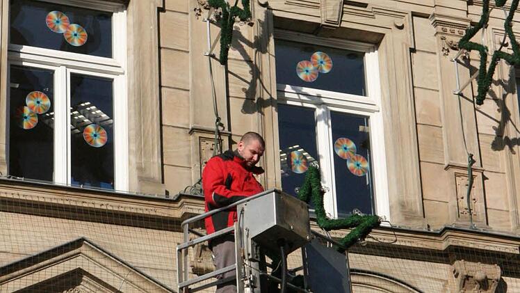 Auch die Leuchtsterne werden schon montiert. Marco Walther freute sich, dass am Montag die Sonne schien - da war das Arbeiten angenehm.