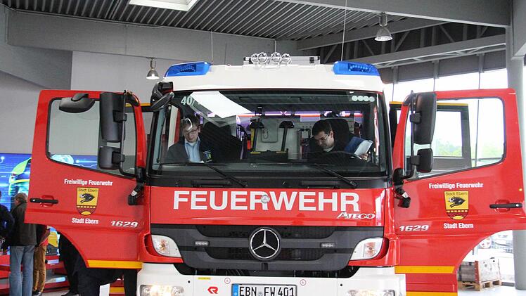 David Pfeufer und Sebastian Wagner checken die Fahrerkabine.