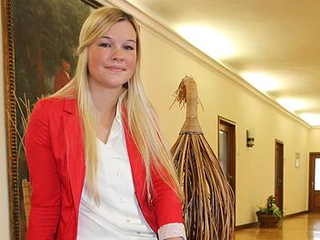 Carolin Schönball, hier im historischen Rathaus der Stadt Lichtenfels, ist die designierte Korbstadtkönigin Carolin I. Foto: Roger Martin