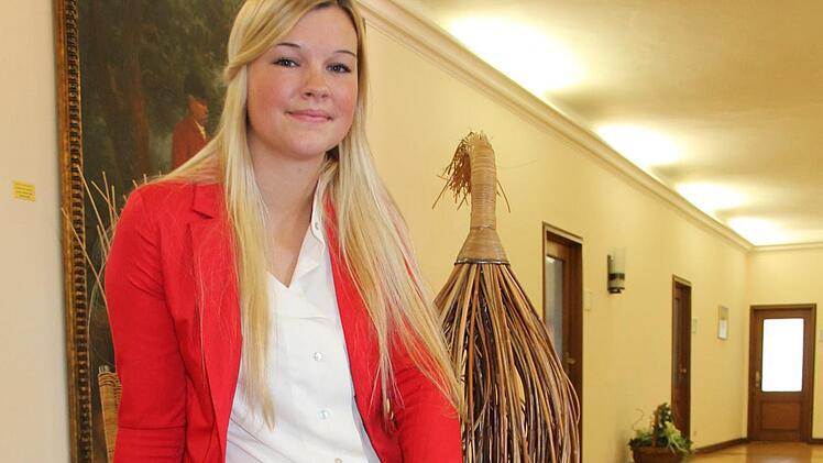 Carolin Schönball, hier im historischen Rathaus der Stadt Lichtenfels, ist die designierte Korbstadtkönigin Carolin I. Foto: Roger Martin