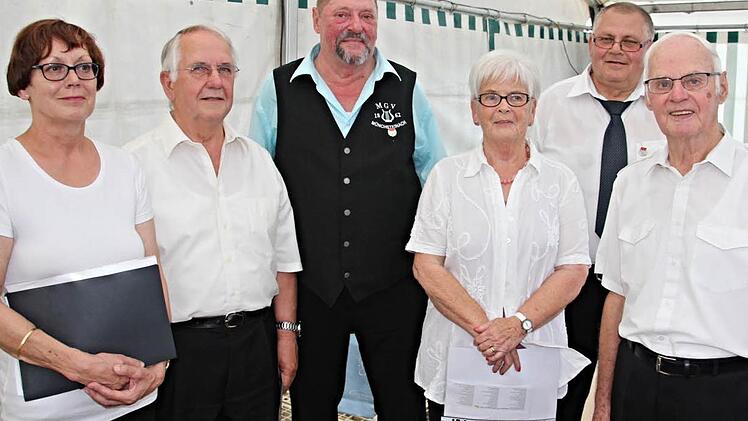 Vorsitzende Ursula Dietz (links), ehrte verdiente Mitglieder (weiter von links): Georg Przybilski, Helmut Senff, Heidi Henig, die für ihren Ehemann Heinz die Urkunde des Ehrenvorsitzenden entgegen nahm, Vorstandsmitglied Konrad Appel und Hans Schröter. Foto: Helmut Will