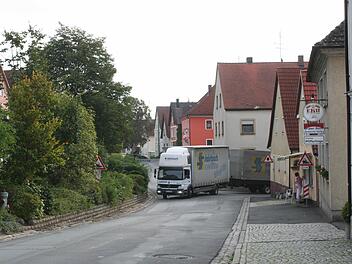 Dieser Straßenzug in der Ortsmitte soll umgebaut werden. Von rechts mündet die Kreisstraße ein.  Foto: Evi Seeger/Archiv
