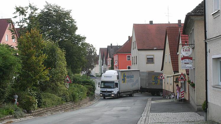 Dieser Straßenzug in der Ortsmitte soll umgebaut werden. Von rechts mündet die Kreisstraße ein.  Foto: Evi Seeger/Archiv