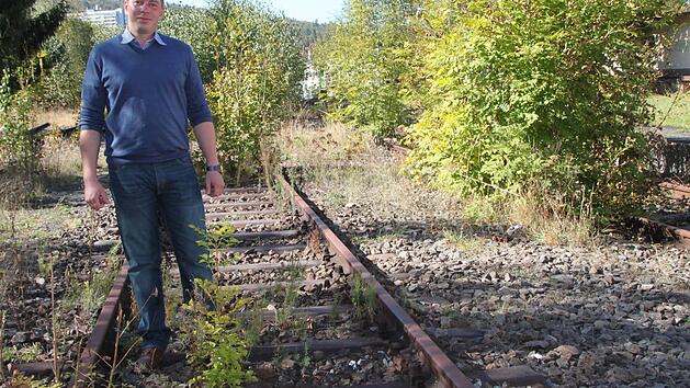 Timo Mei&szlig;ner von der Firma Mei&szlig;ner Gleisr&uuml;ckbau plant einen Radweg auf der alten Bahntrasse. Nun steht nur noch der Abschluss der artenschutzrechtlichen Pr&uuml;fung aus. Das Ergebnis will das Landratsamt in der kommenden Woche vorlegen. Foto: Ulrike M&uuml;ller