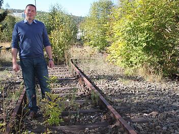 Timo Meißner von der Firma Meißner Gleisrückbau plant einen Radweg auf der alten Bahntrasse. Nun steht nur noch der Abschluss der artenschutzrechtlichen Prüfung aus. Das Ergebnis will das Landratsamt in der kommenden Woche vorlegen. Foto: Ulrike Müller