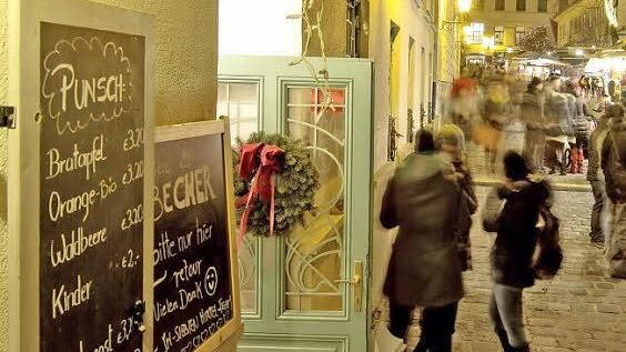 Der Markt in den engen historischen Gassen am Spittelberg wirkt heimelig und romantisch - es ist, als würde man durch ein winterliches Dorf wandern. Foto: djd/Kolpinghaus Wien-Zentral/Christian Stemper