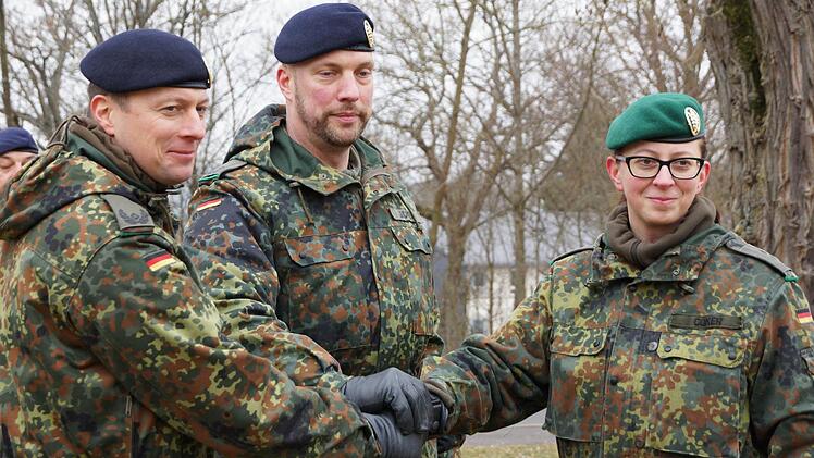 Oberstleutnant Simon Leidner (Mitte) übergibt die Verantwortung von Major Marcus Dähn an Christiane Coker.