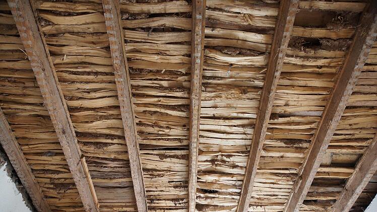 Die historische Holzdecke kommt im Obergeschoss zum Vorschein.Foto: Arkadius Guzy