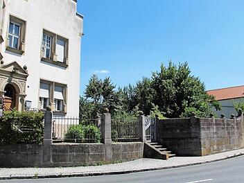 Pfarrhaus mit Pfarrgarten: rechts die Mauer an der Ampferbacher Straße, die zurückversetzt werden soll Foto: Elke Pieger