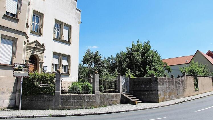 Pfarrhaus mit Pfarrgarten: rechts die Mauer an der Ampferbacher Straße, die zurückversetzt werden soll Foto: Elke Pieger