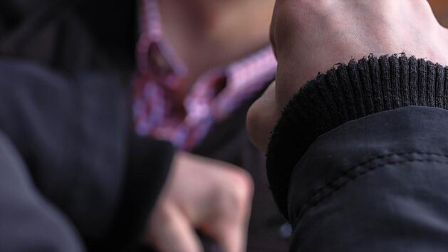 Schl&auml;gerei vor einer Gastst&auml;tte: Ein 23-J&auml;hriger wird erheblich verletzt und in ein Krankenhaus gebracht. Symbolfoto: Christopher Schulz