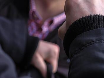 Schlägerei vor einer Gaststätte: Ein 23-Jähriger wird erheblich verletzt und in ein Krankenhaus gebracht. Symbolfoto: Christopher Schulz