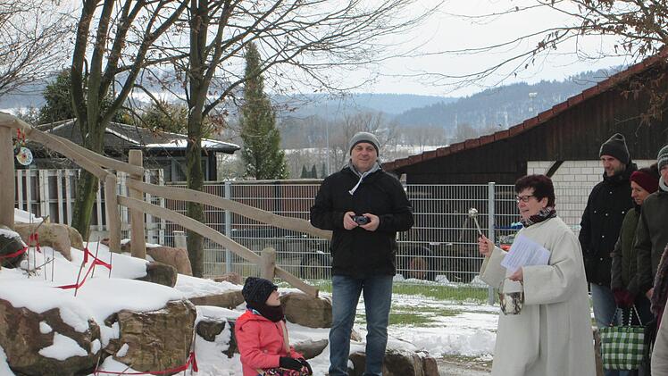 Gemeindereferentin Monika Hufnagel (r.) segnete den - noch schneebedeckten - neu konzipierten Spielplatz.  Winfried Ehling