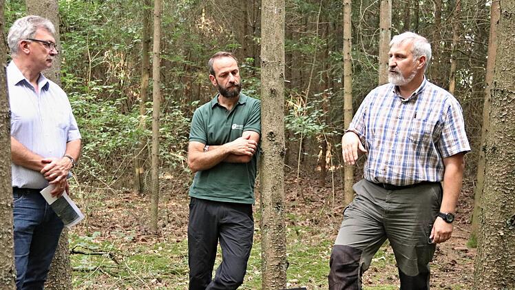 Forstoberrat Jürgen Hahn (rechts) bei seinen Ausführungen zum Vegetationsgutachten und weiteren Themen. Aufmerksame Zuhörer (von links): Bürgermeister Helmut Dietz und Sven Kaps. Foto: Helmut Will