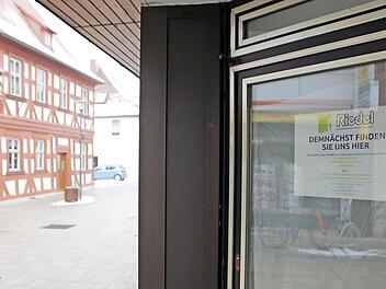 Das Sanitätshaus Riedel wird in der Hauptstraße wieder Leben hinter drei große Schaufenster bringen.