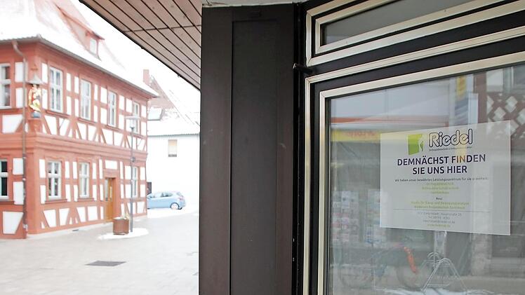 Das Sanitätshaus Riedel wird in der Hauptstraße wieder Leben hinter drei große Schaufenster bringen.
