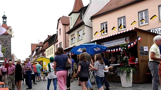 Zum 44. Altstadtfest in Herzogenaurach präsentierten erneut viele Vereine und Partnerstädte Informations- und Spezialitätenstände.  Fotos: Richard Sänger