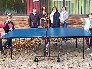 Die neue Tischtennisplatte auf dem Pausenhof wurde gleich in Beschlag genommen. Foto: Klaus-Peter Wulf