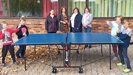 Die neue Tischtennisplatte auf dem Pausenhof wurde gleich in Beschlag genommen. Foto: Klaus-Peter Wulf