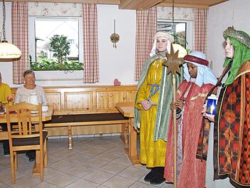 Erste Station der Wolfsdorfer Sternsinger war der Aufenthaltsraum der Pension Weiß, wo sich das Ehepaar May aus Rüsselsheim über diesen Besuch freute. Fotos: Thomas Hümmer