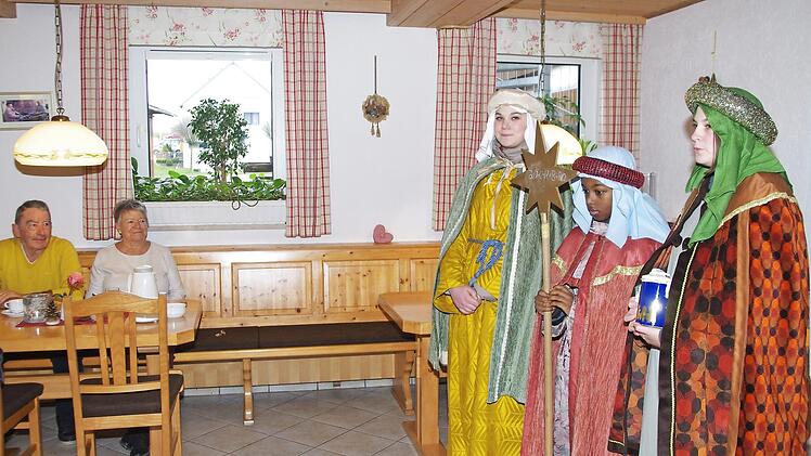 Erste Station der Wolfsdorfer Sternsinger war der Aufenthaltsraum der Pension Weiß, wo sich das Ehepaar May aus Rüsselsheim über diesen Besuch freute. Fotos: Thomas Hümmer