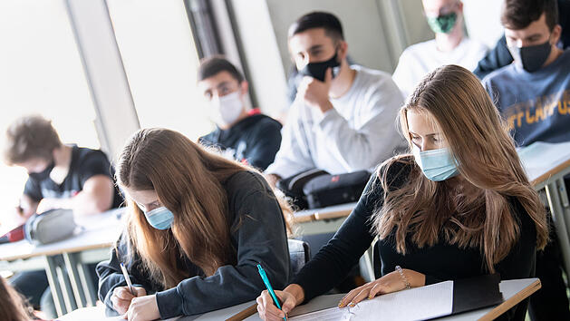 Die Maskenpflicht im Unterricht wird an bayerischen Schulen demnächst entfallen.