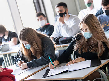 Die Maskenpflicht im Unterricht wird an bayerischen Schulen demnächst entfallen.