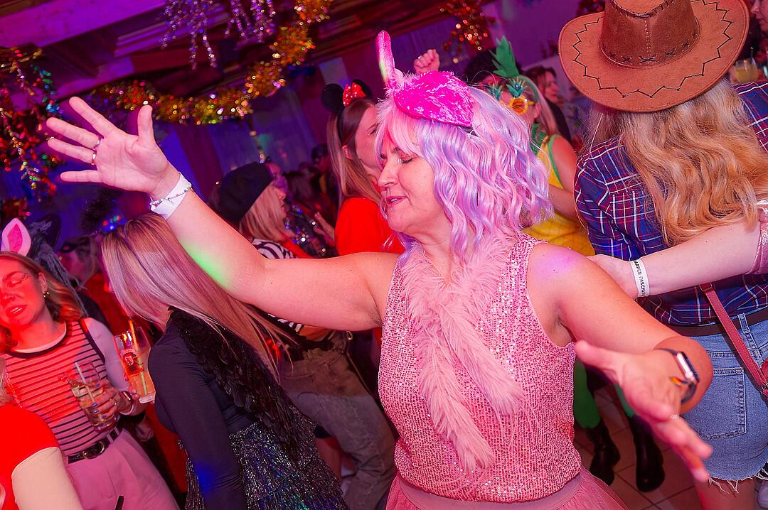 Drei Männerballetts, Musik von DJ Asti und vieles mehr gab es beim Weiberfasching!