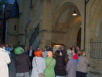 Gemeindereferentin Sieglinde Schraut stellt den Mitgliedern der verschiedenen Religionen die katholische Kirche St. Johannes vor.   Fotos: Müller