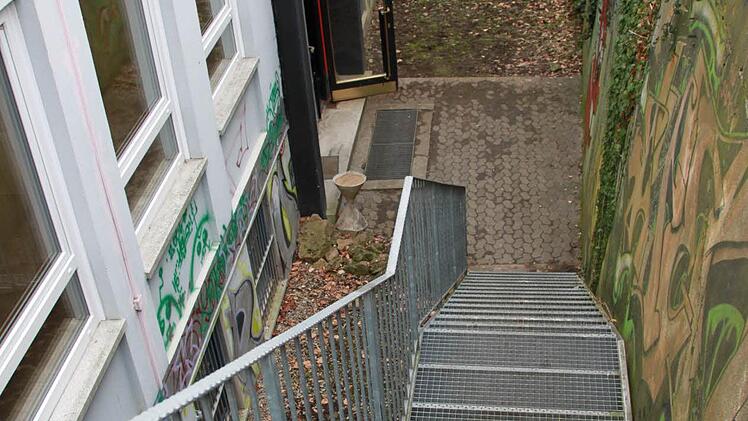 Über diese Treppe geht's rein...