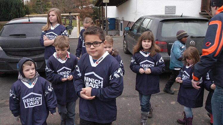 Bilder vom Aufenthalt von Hans Sarpei bei der DJK Kothen.