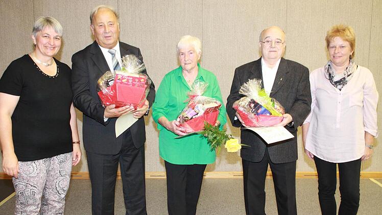 Seit 60 und 70 Jahren gehören diese Mitglieder dem TV Neuses an. Von links: Gerhard Florschütz, Sigrid Clemens, Hans Rüttinger.