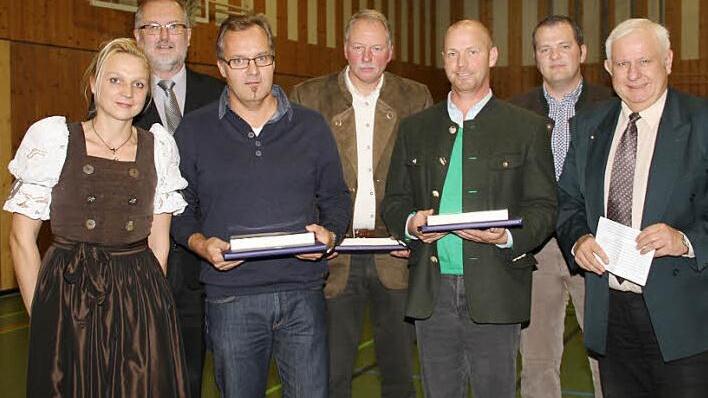 Sandra Groß (von links), Sachbearbeiterin am Landratsamt Lichtenfels, der stellvertretende Landrat Hans Peter Marx, die Referenten Martin Thoma, Klaus Schmidt und Dirk van der Sant gemeinsam mit Jürgen Reinwald, Sachbearbeiter am Landratsamt Bamberg, und Johann Pfister, stellvertretender Landrat von Bamberg, bei der Infoveranstaltung in Bad Staffelstein Foto: Gerda Völk