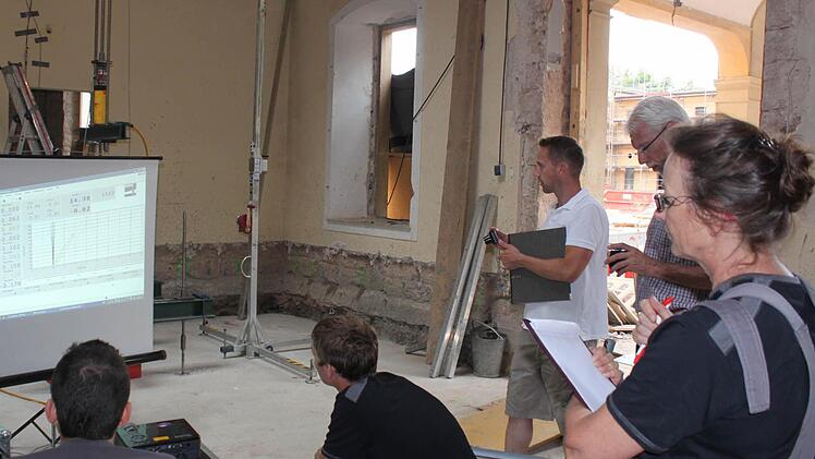 Belastungsprobe im Treppenhaus des Luitpoldbades. Foto: Mäuser