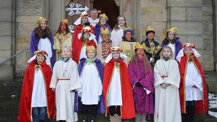 Mit neu gefertigten Gewändern machten sich am Dreikönigstag in Haard 17 Sternsinger auf den Weg. Genäht wurden die neuen Gewänder ehrenamtlich von Silvia Vornberger, Christine Gran, Laura Heinrich und Hannah Pfrang. Die jungen Damen aus Haard sind befreundet - und sie nähen gerne zusammen.  ksta/Foto: Stollberger