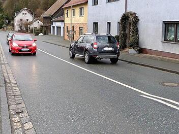 An dieser Stelle, wo Bürgermeister Stephan Heckel-Michel (links) und Gemeinderat Reinhold Dippold (rechts) am Straßenrand stehen, soll die neue Fußgängerampel in Kauerndorf errichtet werden. Foto: Werner Reißaus