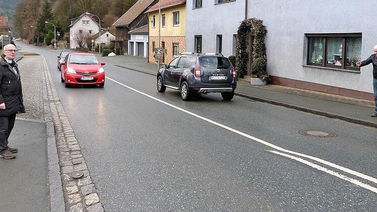 An dieser Stelle, wo Bürgermeister Stephan Heckel-Michel (links) und Gemeinderat Reinhold Dippold (rechts) am Straßenrand stehen, soll die neue Fußgängerampel in Kauerndorf errichtet werden. Foto: Werner Reißaus