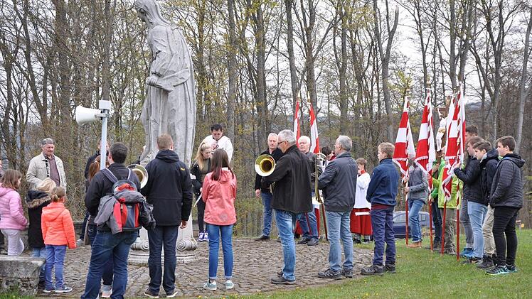 Diakon Kim Sell führte die Fußwallfahrer hinauf zum Maria Ehrenberg.  Foto: Petra Heurich