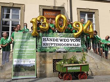 Freude bei den Initiatoren eines Bürgerbegehrens gegen die Gewerbepläne in der "Muna": Noch am heutigen Montag sollen die 13 000 Unterstützer-Unterschriften im Ordnungsamt der Stadt abgegeben werden.   Bernd Zwönitzer