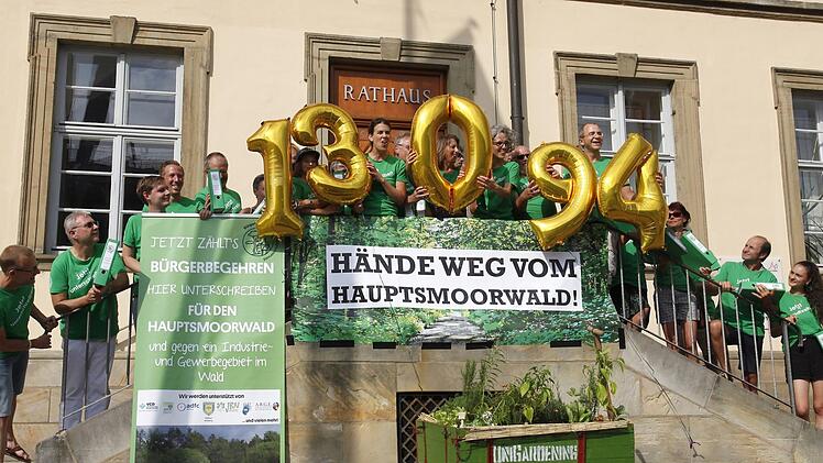 Freude bei den Initiatoren eines Bürgerbegehrens gegen die Gewerbepläne in der "Muna": Noch am heutigen Montag sollen die 13 000 Unterstützer-Unterschriften im Ordnungsamt der Stadt abgegeben werden.   Bernd Zwönitzer