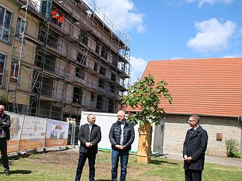 Martin Pfeuffer, Thomas Bold, Helmut Blank und Marco Schäfer beim Richtfest für den neuen Anbau des Juliusspitals . Thomas Malz