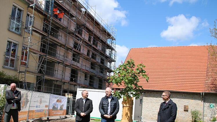 Martin Pfeuffer, Thomas Bold, Helmut Blank und Marco Schäfer beim Richtfest für den neuen Anbau des Juliusspitals . Thomas Malz