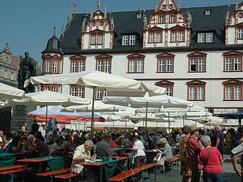 Regen Zusprach fand der  Coburger Klößmarkt am Wochenende. Reger Betrieb herrscht dabei auch hinter den Kulissen. Zur guten Stimmung unter den zahlreichen Besuchern trugen auch die Don Bosco Musikanten aus Bamberg bei, die am Sonntag mit volkstümlichen Melodien bestens unterhielten.Foto: Edwin Meißinger