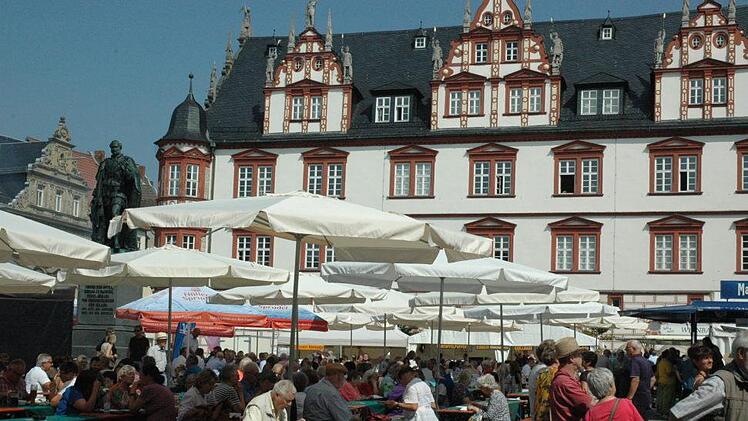 Regen Zusprach fand der  Coburger Klößmarkt am Wochenende. Reger Betrieb herrscht dabei auch hinter den Kulissen. Zur guten Stimmung unter den zahlreichen Besuchern trugen auch die Don Bosco Musikanten aus Bamberg bei, die am Sonntag mit volkstümlichen Melodien bestens unterhielten.Foto: Edwin Meißinger