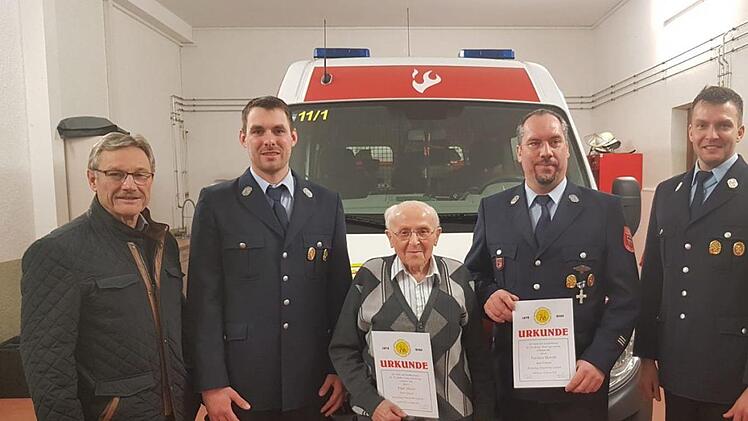 Erinnerung an die Ehrung: Bürgermeister Wilhelm Friedrich, stellvertrender Vorsitzender Hendrik Kenner, Paul Meier  (für 75 Jahre Feuewehr-Treue), Torsten Hereth (30 Jahre) und  1. Vorsitzender Markus Ullrich       (von links).Foto: Joachim Weichert